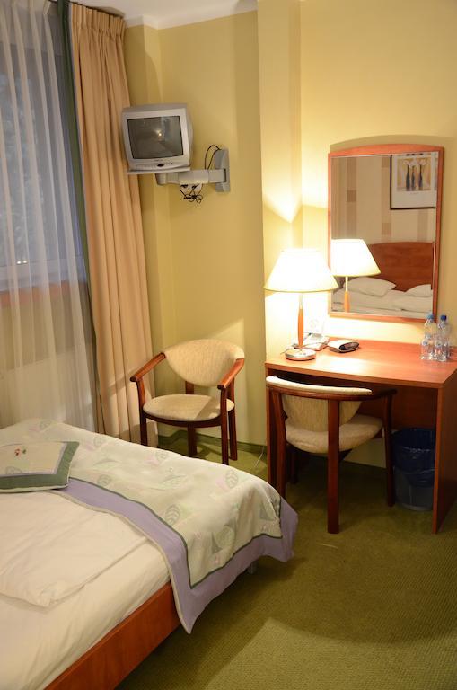 Agat Hotel Лодзь Экстерьер фото
